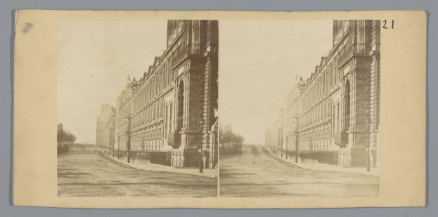 Schwarz-weiß-Foto einer Stadtstraße mit Gebäuden, Straßenlaternen, Straßenlaternen, Bäumen und einem Himmel im Hintergrund, mit dem Text "New York Public Library, New York City" unten.
