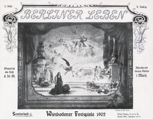 Schwarz-weiß-Foto einer Bühne von den Wiesbadener Festspielen 1902, das Schauspieler in traditioneller deutscher Tracht zeigt, mit einer jubelnden Menge im Hintergrund.