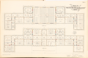 Offenes Buch mit detailliertem Grundriss des Berliner Olympia-Gymnasiums und begleitendem Text zur Beschreibung der Anlage.