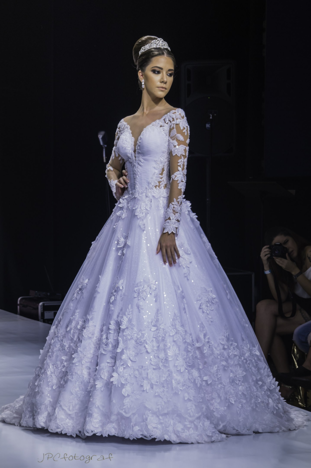 Eva Longoria setzt Bridal White auf neue Höhen in Turmhoch Platforms bei Cannes