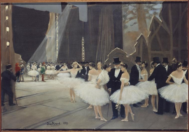 Gemälde mit dem Titel "Tanz an der Oper" von Jean Beraud aus dem Jahr 1889 zeigt Balletttänzerinnen in weißen Tutus und Hüten auf einer Bühne mit Bühnenbeleuchtung und einem Photo-Rahmen.