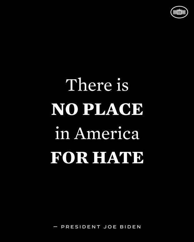 Schwarzer Hintergrund mit fetter weißer Schrift, die "Es gibt keinen Platz in Amerika für Hass" von Präsident Joe Biden zitiert.