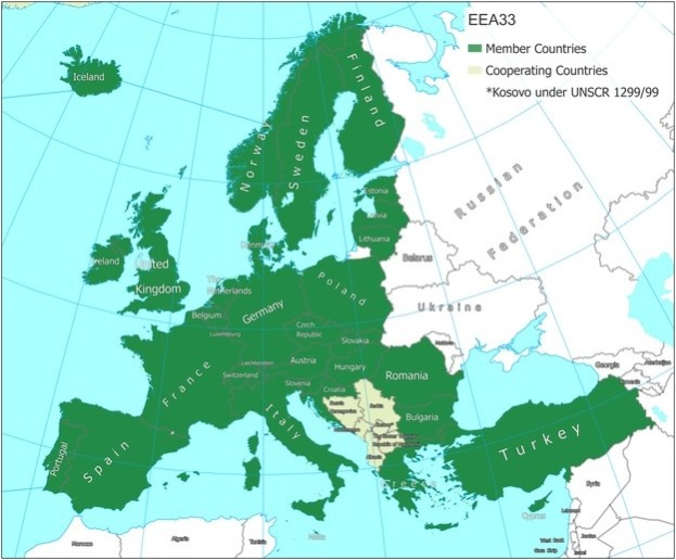 Ein Plakat, das eine detaillierte Karte von Europa zeigt, auf der die Mitgliedstaaten der Europäischen Union mit ihren Grenzen, wichtigen Städten, Flüssen und geografischen Merkmalen hervorgehoben sind, begleitet von Text, der die Namen und Details der Länder auflistet.